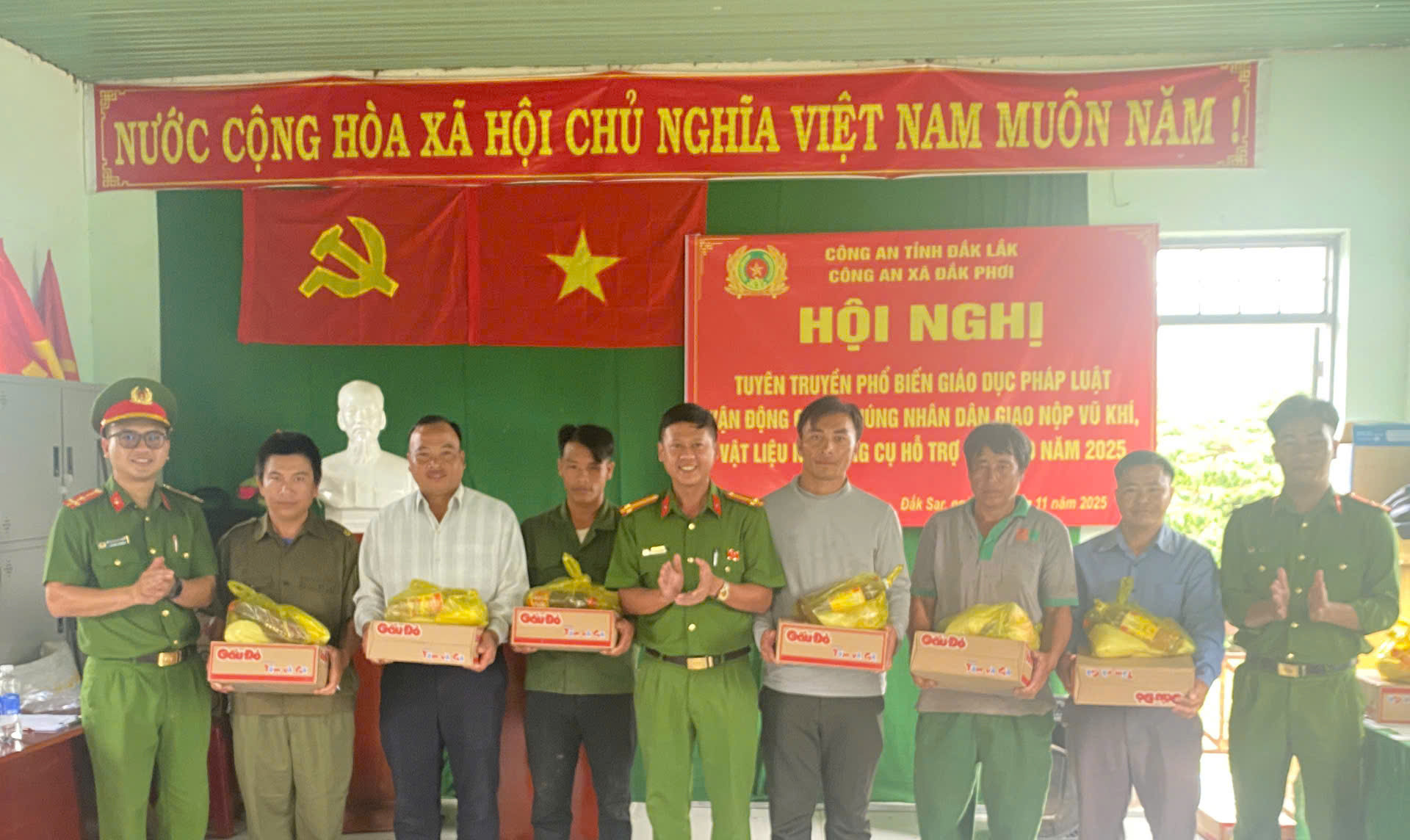 Ban Chỉ đạo xã Đắk Phơi tuyên truyền, vận động nhân dân giao nộp vũ khí, vật liệu nổ trái phép